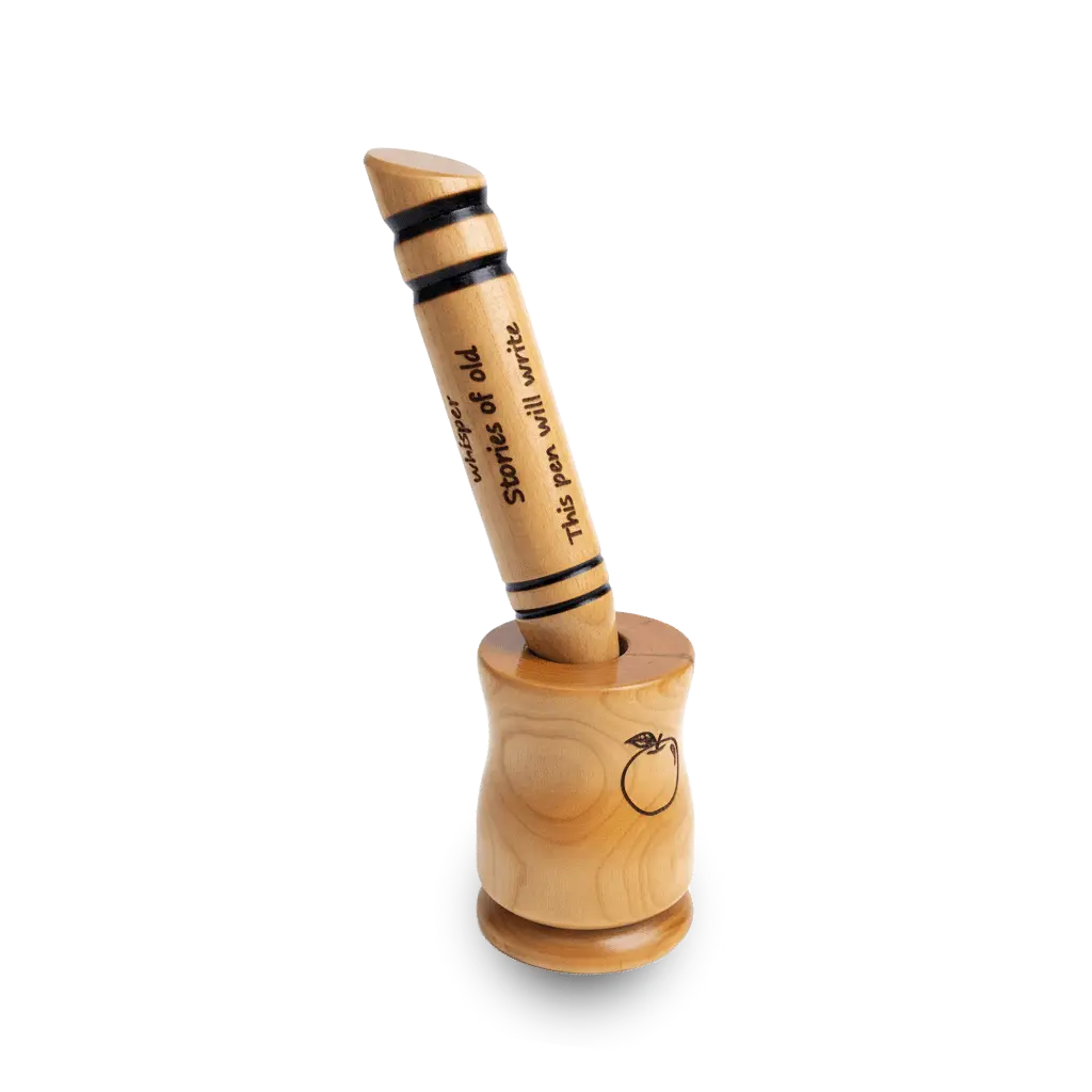 Деревянная настольная ручка в подставке с гравировкой яблока и надписью на английском языке на белом фоне